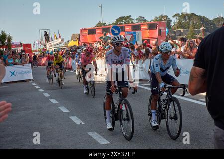 Bayoma,Pontevedra,Espagne ; août,27,2024;moment palpitant où les cyclistes franchissent la ligne d'arrivée à Bayona lors d'une étape de la Vuelta a España. L'atmosp Banque D'Images