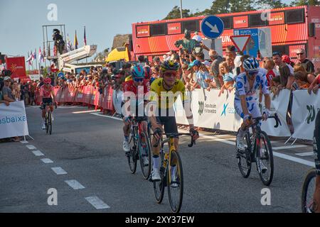 Bayoma,Pontevedra,Espagne ; août,27,2024;moment palpitant où les cyclistes franchissent la ligne d'arrivée à Bayona lors d'une étape de la Vuelta a España. L'atmosp Banque D'Images