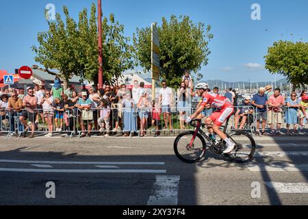 Bayoma,Pontevedra,Espagne ; août,27,2024;moment palpitant où les cyclistes franchissent la ligne d'arrivée à Bayona lors d'une étape de la Vuelta a España. L'atmosp Banque D'Images