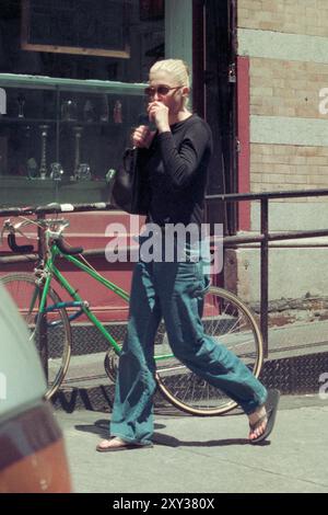 Carolyn Bessette Kennedy quittant son loft Tribeca au 20 North Moore Street pour prendre un taxi jusqu'au cabinet de son médecin dans l'Upper West Side à New York le 11 juin 1997. Crédit photo : Henry McGee/MediaPunch Banque D'Images