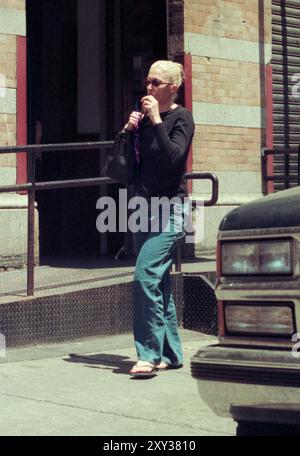 Carolyn Bessette Kennedy quittant son loft Tribeca au 20 North Moore Street pour prendre un taxi jusqu'au cabinet de son médecin dans l'Upper West Side à New York le 11 juin 1997. Crédit photo : Henry McGee/MediaPunch Banque D'Images