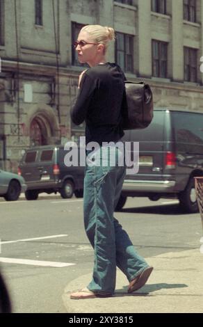 Carolyn Bessette Kennedy quittant son loft Tribeca au 20 North Moore Street pour prendre un taxi jusqu'au cabinet de son médecin dans l'Upper West Side à New York le 11 juin 1997. Crédit photo : Henry McGee/MediaPunch Banque D'Images