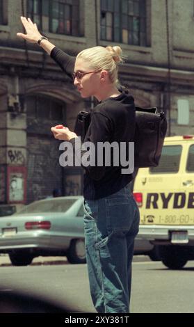 Carolyn Bessette Kennedy quittant son loft Tribeca au 20 North Moore Street pour prendre un taxi jusqu'au cabinet de son médecin dans l'Upper West Side à New York le 11 juin 1997. Crédit photo : Henry McGee/MediaPunch Banque D'Images