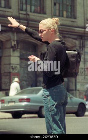 Carolyn Bessette Kennedy quittant son loft Tribeca au 20 North Moore Street pour prendre un taxi jusqu'au cabinet de son médecin dans l'Upper West Side à New York le 11 juin 1997. Crédit photo : Henry McGee/MediaPunch Banque D'Images