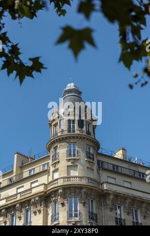 La lune se lève au-dessus d'un bâtiment typiquement Art Nouveau à Paris sur les rives de la Seine, près de l'avenue de New York. Banque D'Images