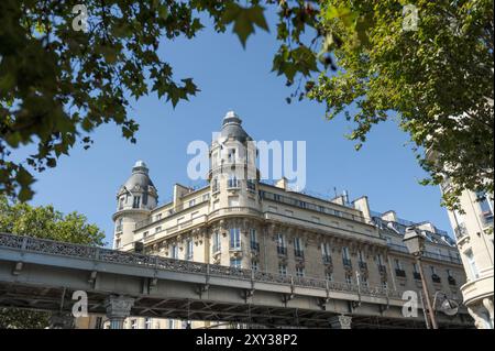 La lune se lève au-dessus d'un bâtiment typiquement Art Nouveau à Paris sur les rives de la Seine, près de l'avenue de New York. Banque D'Images