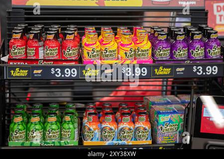 Romulus, Michigan, États-Unis. 27 août 2024. Les Energy Shots de 5 heures étaient en vente alors que Sheetz ouvrait sa première station-service et dépanneur dans le Michigan. L'entreprise familiale exploite plus de 700 magasins, principalement dans les états de l'est. Crédit : Jim West/Alamy Live News Banque D'Images