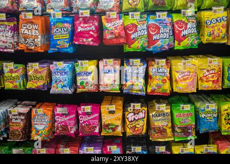 Romulus, Michigan, États-Unis. 27 août 2024. Candy était en vente lorsque Sheetz a ouvert sa première station-service et dépanneur du Michigan. L'entreprise familiale exploite plus de 700 magasins, principalement dans les états de l'est. Crédit : Jim West/Alamy Live News Banque D'Images