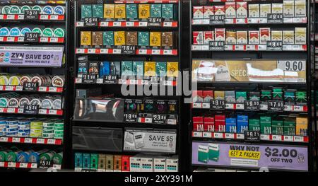 Romulus, Michigan, États-Unis. 27 août 2024. Les produits du tabac étaient en vente lorsque Sheetz ouvrait sa première station-service et dépanneur du Michigan. L'entreprise familiale exploite plus de 700 magasins, principalement dans les états de l'est. Crédit : Jim West/Alamy Live News Banque D'Images