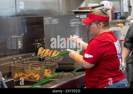 Romulus, Michigan, États-Unis. 27 août 2024. Les travailleurs remplissaient les commandes de restauration rapide alors que Sheetz ouvrait sa première station-service et dépanneur du Michigan. L'entreprise familiale exploite plus de 700 magasins, principalement dans les états de l'est. Crédit : Jim West/Alamy Live News Banque D'Images