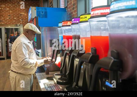 Romulus, Michigan, États-Unis. 27 août 2024. Des boissons sucrées aromatisées étaient en vente lorsque Sheetz a ouvert sa première station-service et dépanneur dans le Michigan. L'entreprise familiale exploite plus de 700 magasins, principalement dans les états de l'est. Crédit : Jim West/Alamy Live News Banque D'Images