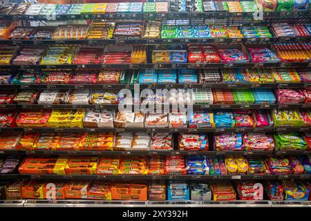 Romulus, Michigan, États-Unis. 27 août 2024. Candy était en vente lorsque Sheetz a ouvert sa première station-service et dépanneur du Michigan. L'entreprise familiale exploite plus de 700 magasins, principalement dans les états de l'est. Crédit : Jim West/Alamy Live News Banque D'Images