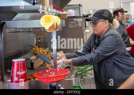 Romulus, Michigan, États-Unis. 27 août 2024. Les travailleurs remplissaient les commandes de restauration rapide alors que Sheetz ouvrait sa première station-service et dépanneur du Michigan. L'entreprise familiale exploite plus de 700 magasins, principalement dans les états de l'est. Crédit : Jim West/Alamy Live News Banque D'Images