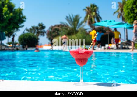 Panorama de Daiquiri à la fraise rafraîchissante près d'une piscine pétillante lors d'une journée ensoleillée avec un goût vibrant Banque D'Images