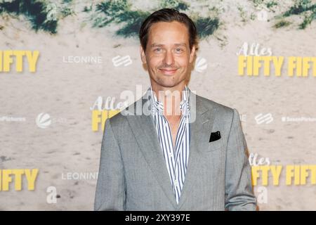 Première - Alles Fiffty Fiffty Tom Schilling BEI der Premiere zu Alles Fiffty Fiffty im Kino in der Kulturbrauerei AM 27.08.2024 à Berlin. *** Première Alles Fiffty Fiffty Tom Schilling à la première de Alles Fiffty Fiffty au cinéma du Kulturbrauerei le 27 08 2024 à Berlin Copyright : xEventpressxKochanx Banque D'Images