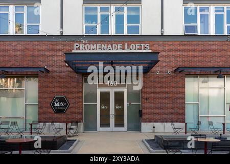 Anaheim, CA, États-Unis - 26 juillet 2024 : L'entrée extérieure du bâtiment Promenade Lofts situé dans le centre-ville d'Anaheim, Californie. Banque D'Images