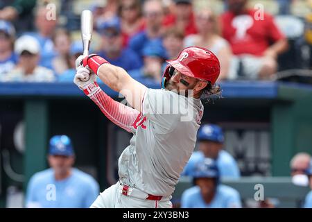 25 août 2024 : Bryce Harper (3), premier joueur de base des Philadelphia Phillies, affronte les Royals de Kansas City au Kauffman Stadium de Kansas City, Missouri. David Smith/CSM Banque D'Images