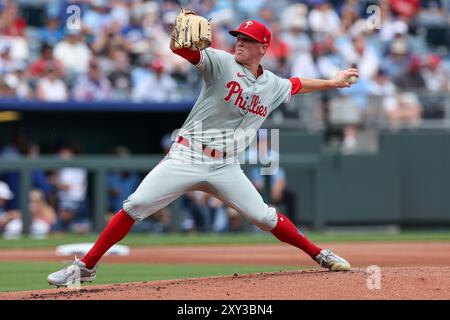 25 août 2024 : le lanceur Kolby Allard (49) des Philadelphia Phillies affronte les Kansas City Royals au Kauffman Stadium de Kansas City, Missouri. David Smith/CSM Banque D'Images