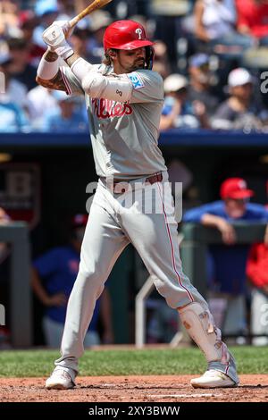 25 août 2024 : Nick Castellanos (8 ans), joueur de droite des Phillies de Philadelphie, bat contre les Royals de Kansas City au Kauffman Stadium à Kansas City, Missouri. David Smith/CSM Banque D'Images