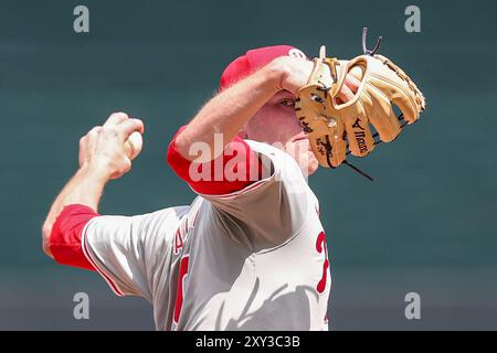 25 août 2024 : le lanceur Kolby Allard (49) des Philadelphia Phillies affronte les Kansas City Royals au Kauffman Stadium de Kansas City, Missouri. David Smith/CSM Banque D'Images