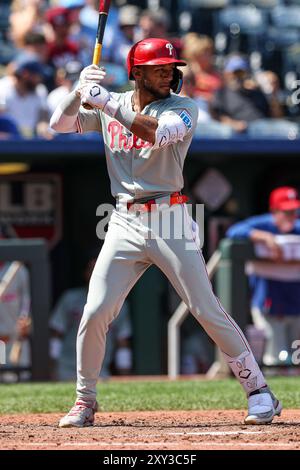 25 août 2024 : Johan Rojas (18 ans), joueur du centre des Phillies de Philadelphie, batte contre les Kansas City Royals au Kauffman Stadium à Kansas City, Missouri. David Smith/CSM Banque D'Images