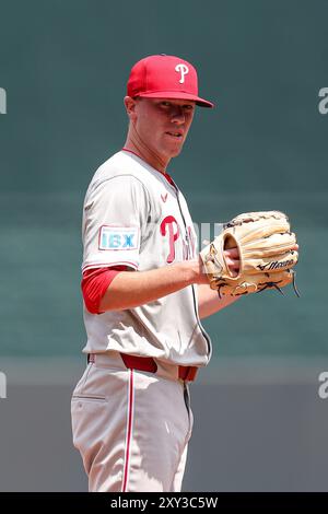 25 août 2024 : le lanceur Kolby Allard (49) des Philadelphia Phillies affronte les Kansas City Royals au Kauffman Stadium de Kansas City, Missouri. David Smith/CSM Banque D'Images