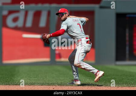 25 août 2024 : L'arrêt court des Philadelphia Phillies Trea Turner (7) se lance en première place lors d'un match contre les Kansas City Royals au Kauffman Stadium à Kansas City, Missouri. David Smith/CSM Banque D'Images