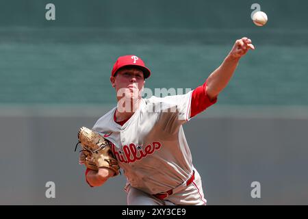 25 août 2024 : le lanceur Kolby Allard (49) des Philadelphia Phillies affronte les Kansas City Royals au Kauffman Stadium de Kansas City, Missouri. David Smith/CSM Banque D'Images