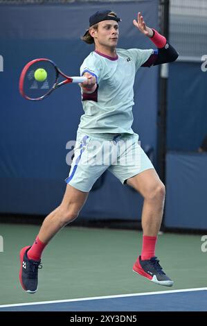 New York, États-Unis. 27 août 2024. Zizou Bergs, de Belgique, joue contre Pavel Kotov, de Russie, lors de la première ronde de l'US Open de tennis au USTA Billie Jean King National Tennis Center, New York, NY, le 27 août 2024. (Photo par Anthony Behar/Sipa USA) crédit : Belga News Agency/Alamy Live News Banque D'Images