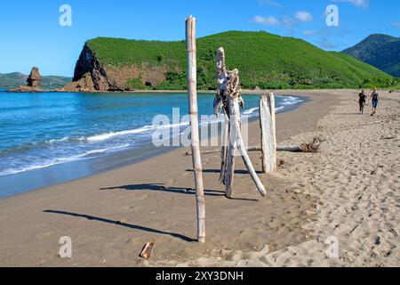 La plage de la Roche percée et la formation rocheuse du Bonhomme de Bourail Banque D'Images