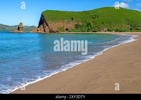 La plage de la Roche percée et la formation rocheuse du Bonhomme de Bourail Banque D'Images