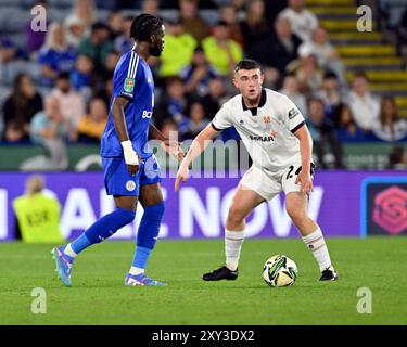 Josh WILLIAMS de Tranmere Rovers défendant contre l'attaque de Stephy MAVIDIDI de Leicester City lors du match de la Carabao Cup Leicester City vs Tranmere Rovers au King Power Stadium, Leicester, Royaume-Uni, 27 août 2024 (photo de Mark Dunn/News images) Banque D'Images