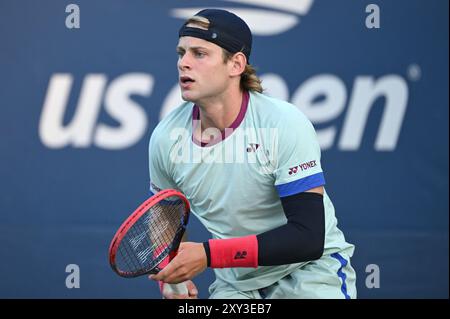 New York, États-Unis. 27 août 2024. Zizou Bergs, de Belgique, joue contre Pavel Kotov, de Russie, lors de la première ronde de l'US Open de tennis au USTA Billie Jean King National Tennis Center, New York, NY, le 27 août 2024. (Photo par Anthony Behar/Sipa USA) crédit : Sipa USA/Alamy Live News Banque D'Images