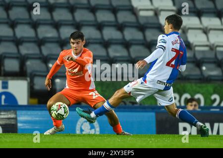 Rob Apter de Blackpool en action lors du match de la Carabao Cup Blackburn Rovers vs Blackpool à Ewood Park, Blackburn, Royaume-Uni, le 27 août 2024 (photo de Craig Thomas/News images) Banque D'Images