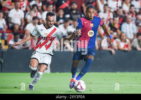 Madrid, Espagne. 27 août 2024. Raphinha (R) de Barcelone affronte Alvaro Garcia du Rayo Vallecano lors du match de football de la ligue espagnole (la Liga) à Madrid, Espagne, le 27 août 2024. Crédit : Gustavo Valiente/Xinhua/Alamy Live News Banque D'Images