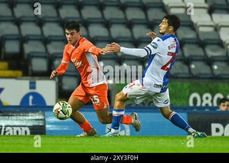 Rob Apter de Blackpool échappe au défi de John Buckley de Blackburn Rovers lors du match de la Carabao Cup Blackburn Rovers vs Blackpool à Ewood Park, Blackburn, Royaume-Uni, le 27 août 2024 (photo par Craig Thomas/News images) en , le 25/08/2024. (Photo de Craig Thomas/News images/SIPA USA) Banque D'Images