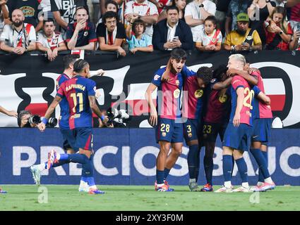 Madrid, Espagne. 27 août 2024. Les joueurs de Barcelone célèbrent le but lors du match de football de la ligue espagnole (la Liga) entre le Rayo Vallecano et Barcelone à Madrid, Espagne, le 27 août 2024. Crédit : Gustavo Valiente/Xinhua/Alamy Live News Banque D'Images