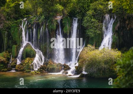 Cascades étonnantes de chute d'eau de Kravica en Bosnie-Herzégovine Banque D'Images