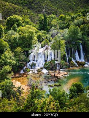 Cascades étonnantes de chute d'eau de Kravica en Bosnie-Herzégovine Banque D'Images