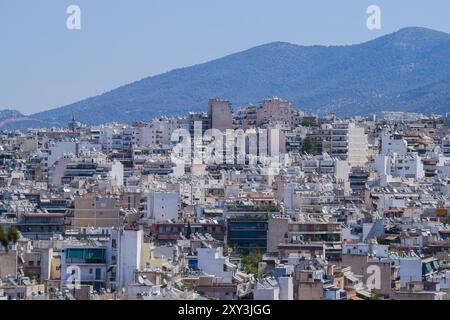 Athènes, Grèce. 26 août 2024. Le paysage urbain du centre de la capitale grecque peut être vu. Le pays est confronté à une pénurie croissante de logements qui est devenue un grave problème social le rendant extrêmement inabordable pour les ménages ordinaires. Alors que le gouvernement grec blâme le programme Golden Visa et a des plans pour resserrer les règles, beaucoup de gens blâment également les locations à court terme comme Airbnb. Crédit : Dimitris Aspiotis/Alamy Banque D'Images