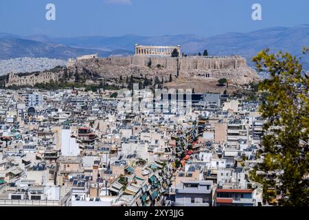 Athènes, Grèce. 26 août 2024. Le paysage urbain du centre de la capitale grecque peut être vu avec Acropole en arrière-plan. Le pays est confronté à une pénurie croissante de logements qui est devenue un grave problème social le rendant extrêmement inabordable pour les ménages ordinaires. Alors que le gouvernement grec blâme le programme Golden Visa et a des plans pour resserrer les règles, beaucoup de gens blâment également les locations à court terme comme Airbnb. Crédit : Dimitris Aspiotis/Alamy Banque D'Images