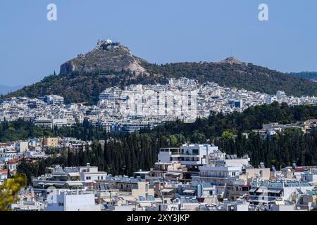 Athènes, Grèce. 26 août 2024. Le paysage urbain du centre de la capitale grecque peut être vu. Le pays est confronté à une pénurie croissante de logements qui est devenue un grave problème social le rendant extrêmement inabordable pour les ménages ordinaires. Alors que le gouvernement grec blâme le programme Golden Visa et a des plans pour resserrer les règles, beaucoup de gens blâment également les locations à court terme comme Airbnb. Crédit : Dimitris Aspiotis/Alamy Banque D'Images