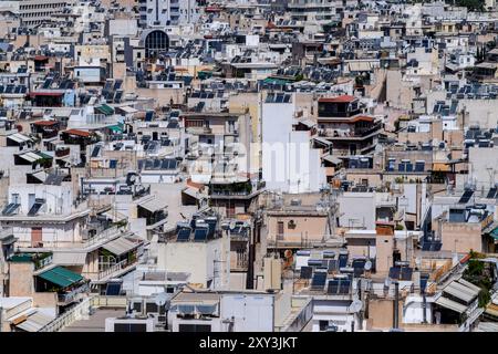 Athènes, Grèce. 26 août 2024. Le paysage urbain du centre de la capitale grecque peut être vu. Le pays est confronté à une pénurie croissante de logements qui est devenue un grave problème social le rendant extrêmement inabordable pour les ménages ordinaires. Alors que le gouvernement grec blâme le programme Golden Visa et a des plans pour resserrer les règles, beaucoup de gens blâment également les locations à court terme comme Airbnb. Crédit : Dimitris Aspiotis/Alamy Banque D'Images