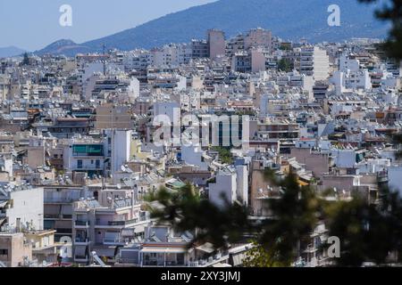 Athènes, Grèce. 26 août 2024. Le paysage urbain du centre de la capitale grecque peut être vu. Le pays est confronté à une pénurie croissante de logements qui est devenue un grave problème social le rendant extrêmement inabordable pour les ménages ordinaires. Alors que le gouvernement grec blâme le programme Golden Visa et a des plans pour resserrer les règles, beaucoup de gens blâment également les locations à court terme comme Airbnb. Crédit : Dimitris Aspiotis/Alamy Banque D'Images