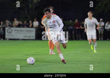 Richlands, Australie. 27 août 2024. Richlands, 27 août 2024 : Alexander Badolato (10 Western Sydney Wanderers) en action en courant avec le ballon pendant le match entre le Lions FC et les Western Sydney Wanderers lors de la manche de la Coupe d'Australie 16 au Luxury Paints Stadium Matthew Starling (Promediapix/SPP) crédit : SPP Sport Press photo. /Alamy Live News Banque D'Images