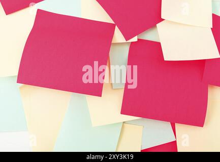 Par dessus pile de feuilles collantes de papier blanc multicolore pour message ou rappel Banque D'Images