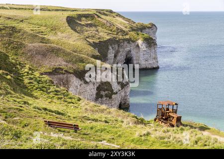 Old Rusty caterpillar, un banc et des falaises, Flamborough North Landing, près de Bridlington, East Riding of Yorkshire, Angleterre, Royaume-Uni Banque D'Images