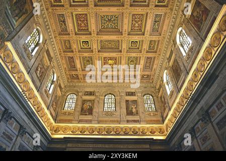 Plafond à caissons et médaillons portrait, intérieur, éclairage Banque D'Images