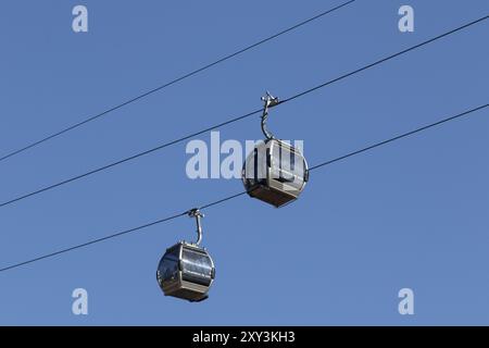 Lieu d'intérêt gondoles du téléphérique Teleferico de Gaia devant un ciel bleu, Vila Nova de Gaia, quartier de Porto, Portugal, Europe Banque D'Images