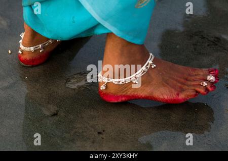 Pèlerins hindous se baignant dans le fleuve Ganga pendant le festival de Ganasagar, Inde. Banque D'Images